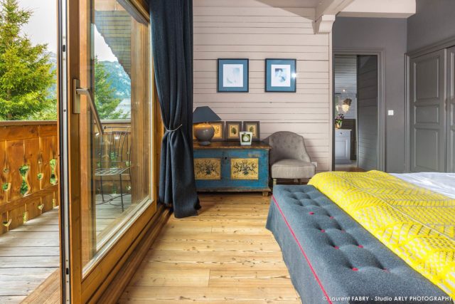 Photographe chalets de montagne à Méribel (3 Vallées) : chambre avec balcon