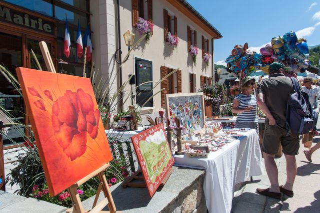 Photographe tourisme sur une fête de village en Savoie : expositions d'artistes pendant la fête de village des Allues en 2016