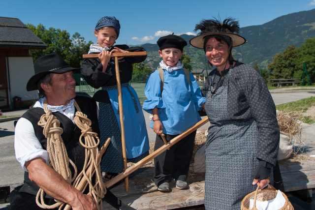 Photographe tourisme sur une fête de village en Savoie : plusieurs générations d'habitants de la vallée des Allues portent les costumes traditionnels savoyards lors d'une fête de village