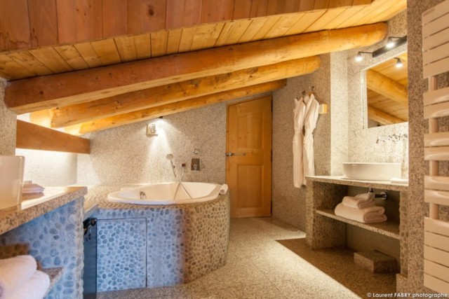 Photographe hôtellerie à Megève : salle de bain d'une suite aux Fermes de Marie,(chalets 5 étoiles)