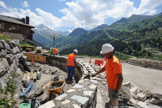 Photographe de chantier dans les Alpes où Forezienne d'Entreprises réalise les travaux de voirie de la route du Chatelet, à Méribel Mottaret