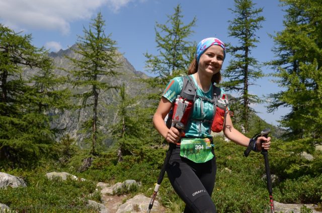 Photographe de trail running en Suisse : sourire d'une traileuse