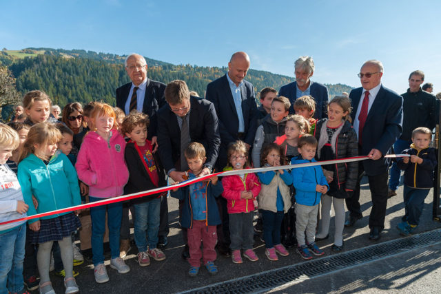 Photographe architecture en Savoie pour une collectivité : inauguration de l'extension d'une école par les élus savoyards