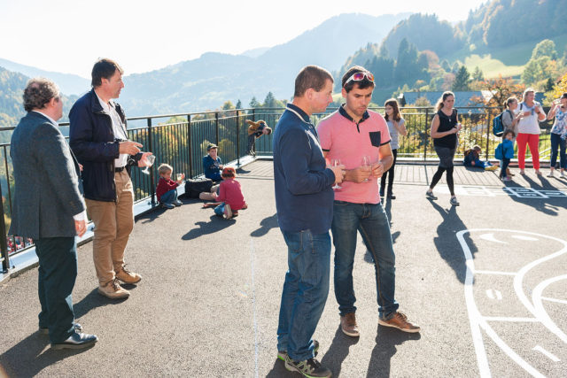 Photographe architecture en Savoie pour une collectivité : inauguration sur la cour de l'école