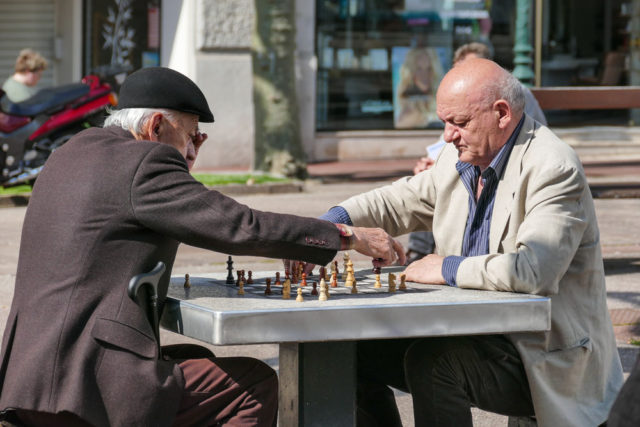 Photographe urbanisme pour une collectivité dans les Alpes : joueurs d'échecs sur le Square du Temple de Diane