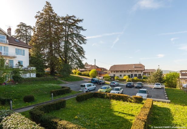 Photographe immobilier pour un appartement près d'Annecy : vue sur les espaces verts depuis l'appartement