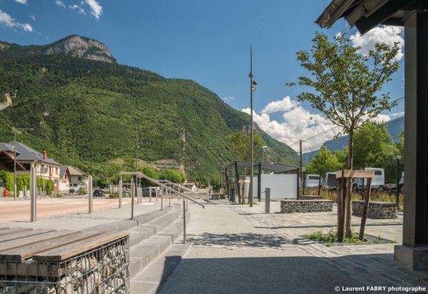 Parvis de la gare de Saint-Avre (Savoie), réalisation EVS : photographe professionnel