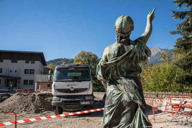 photographe BTP en Savoie : monument aux morts place de l'hôtel de ville à Ugine