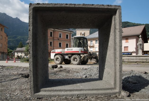 photographe BTP en Savoie : bordures (Eiffage) sur la place de l'hôtel de ville à Ugine