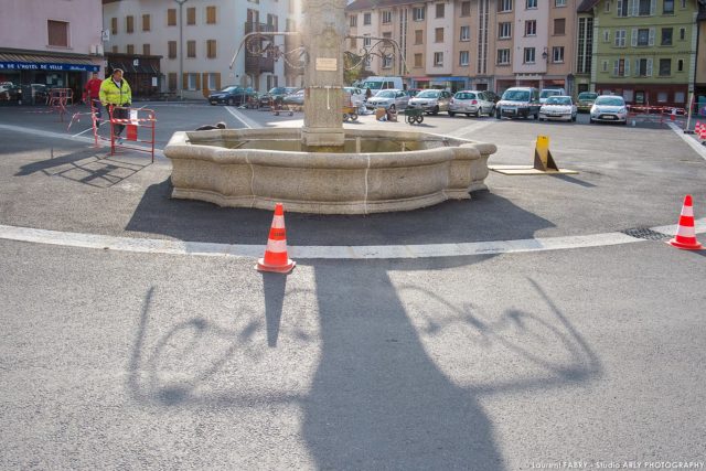 photographe BTP en Savoie : fontaine de la place de l'hôtel de ville