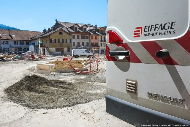 photographe BTP en Savoie : fond de forme (Eiffage) sur la place de l'hôtel de ville à Ugine