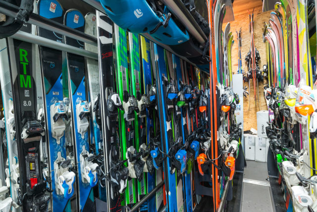 Photographe magasin de ski en Savoie (73) : rayonnages de skis