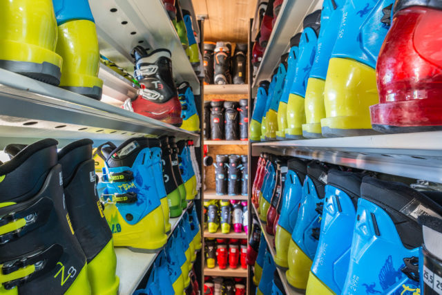 Photographe magasin de ski en Savoie (73) : le rayon des chaussures de ski à la location
