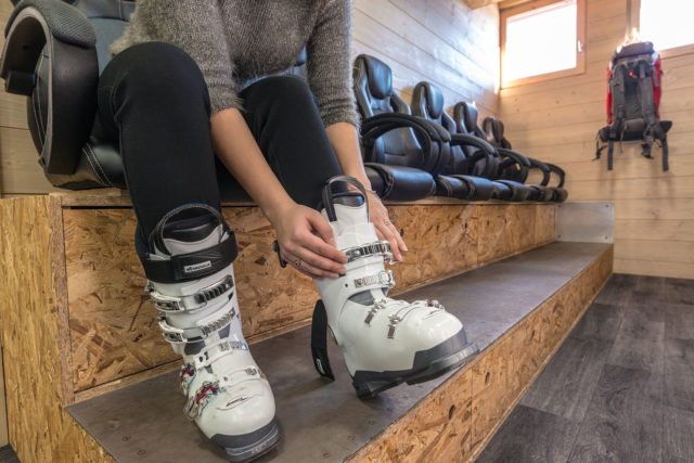Photographe magasin de ski en Savoie (73) : essayage des chaussures de ski