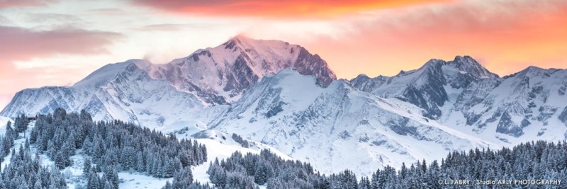 Premières lumières du jour sur le Mont Blanc depuis le Beaufortain en hiver