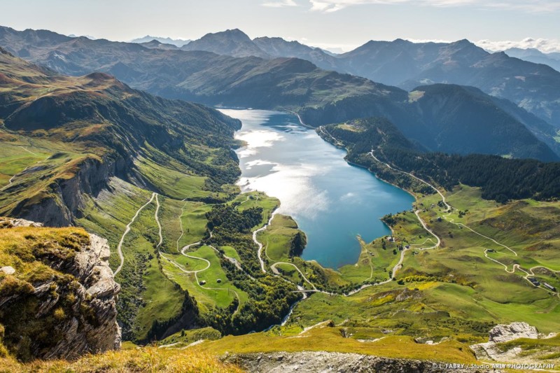 Le lac de Roselend depuis la via ferrata du Rocher du vent (photographe paysage des Alpes)