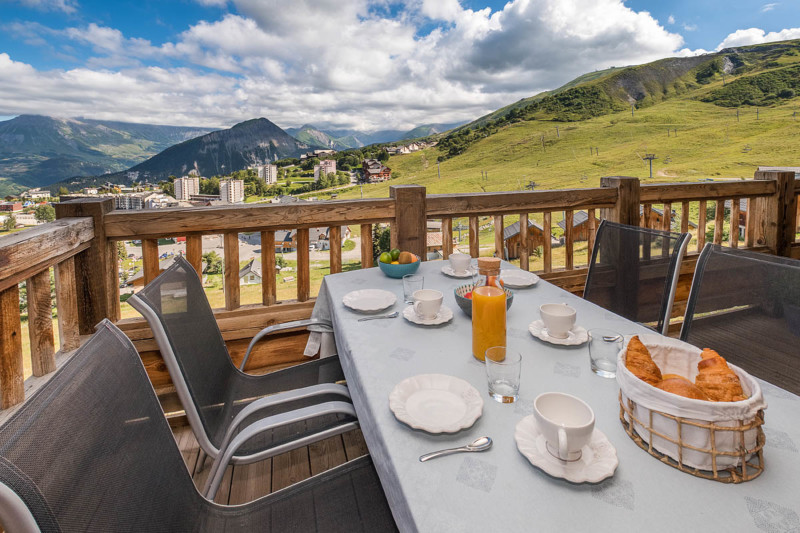 Photographe location de vacances en Maurienne : petit déjeuner balcon avec vue