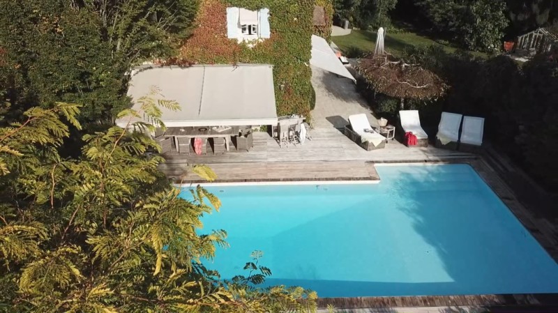 Vidéo drone immobilière près d'Annecy (capture d'écran) : la piscine