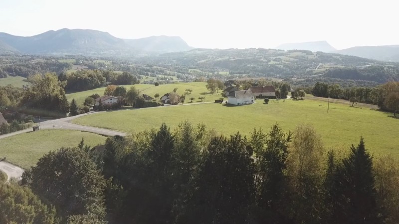 vue par drone de la campagne annécienne (capture d'écran de la vidéo drone)