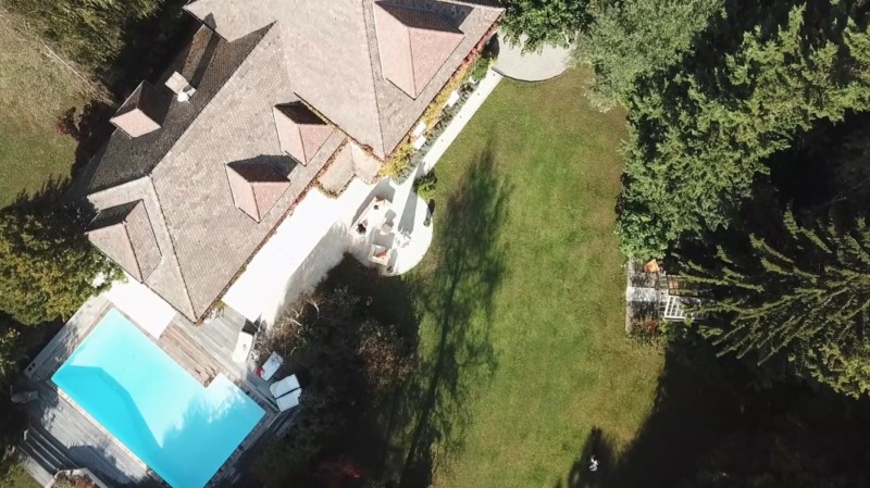 vue aérienne d'une maison de prestige près d'Annecy (capture d'écran de la vidéo drone)
