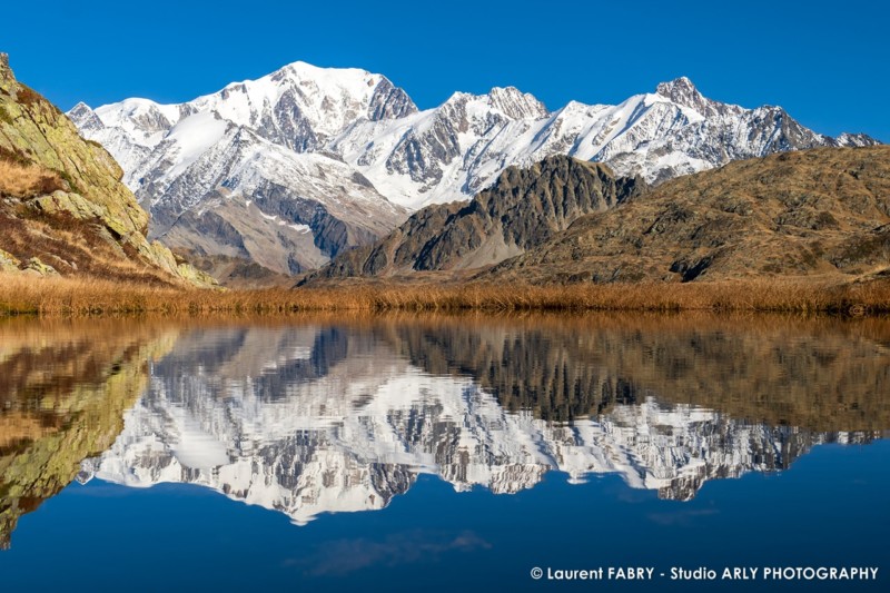 Reflet du Mont Blanc dans un lac de montagne