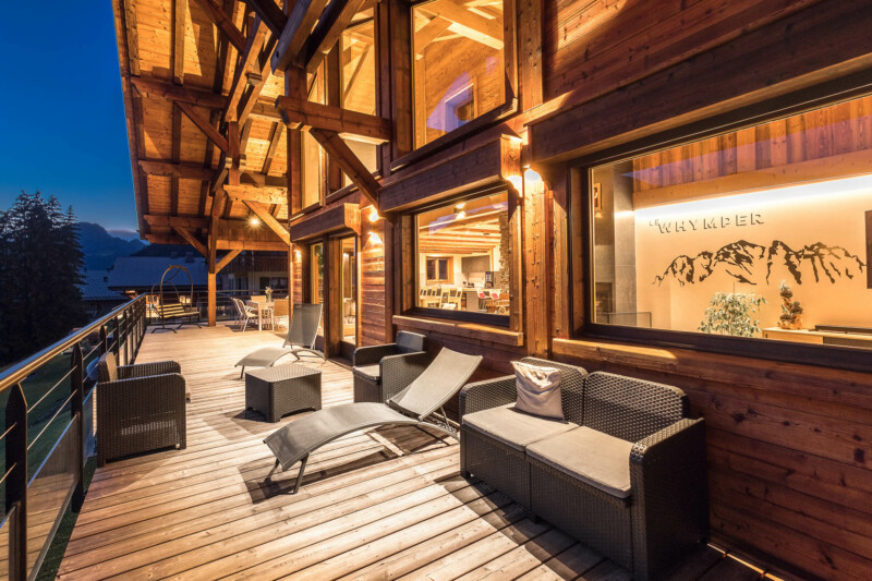Photographe chalets de luxe en Haute Savoie : une terrasse des chalets Bovard de nuit