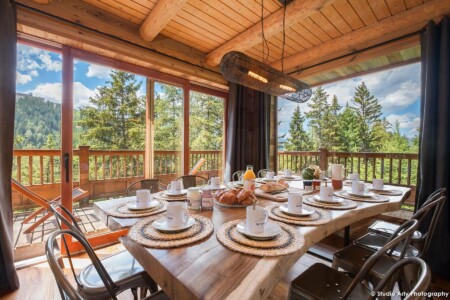 Photographe de chalet en Tarentaise : la salle à manger et sa vue