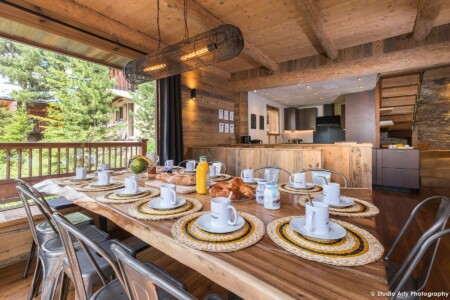 Photographe De Chalet En Tarentaise : La Salle à Manger Et Cuisine