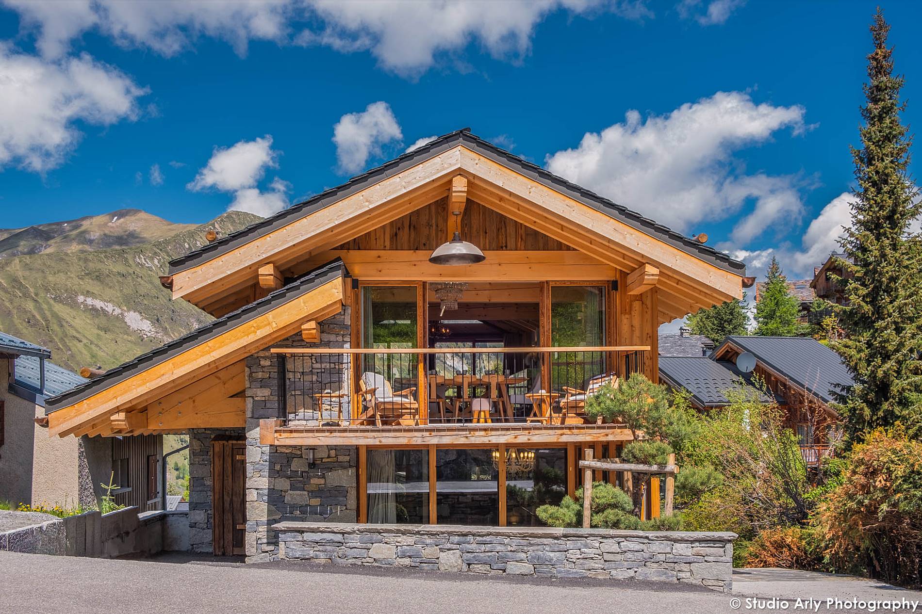 Photographe chalet de luxe dans les Alpes : façade côté rue