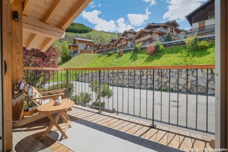 Photographe Chalet De Luxe Dans Les Alpes : Balcon Côté Rue