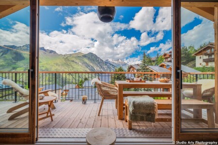 Photographe Chalet De Luxe Dans Les Alpes : Grande Terrasse Avec Vue Montagne