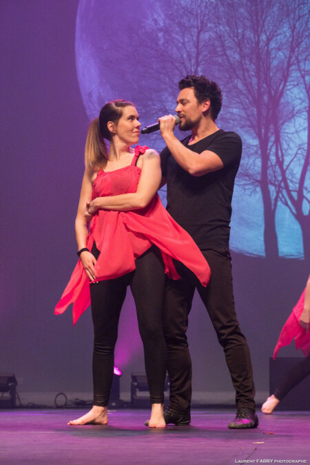 Photographe événementiel en Savoie : chanson et danse lors du spectacle des jojos