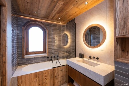 Photographie immobilière à Courchevel : salle de bain d'un appartement dans la résidence le Manej