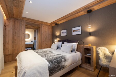 Photographie immobilière à Courchevel : chambre d'un appartement dans la résidence le Manej