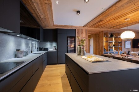 Photographie immobilière à Courchevel : cuisine d'un appartement dans le chalet le Manej