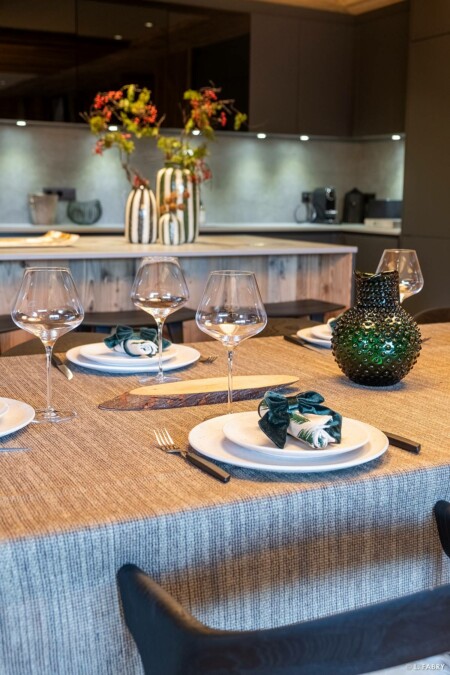 Photographie immobilière à Courchevel : table à manger d'un appartement dans le chalet le Manej