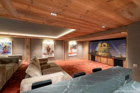 Chalet de luxe à Megève : au sous-sol : la salle de cinéma