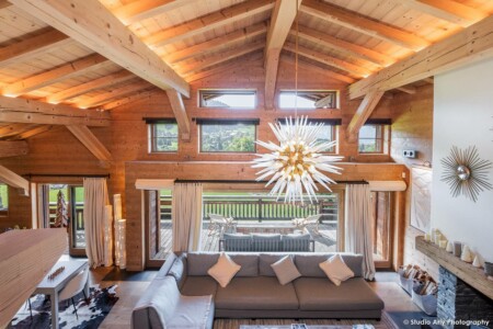 Pièce principale de ce chalet de luxe à Megève vue depuis l'escalier qui mène à la salle de jeux