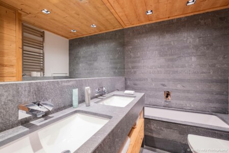 Chalet de luxe à Megève : une salle de bain