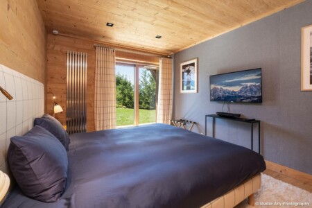 Chalet de luxe à Megève : une chambre donnant directement sur le jardin