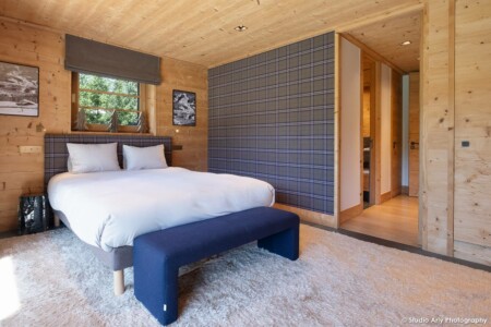 Chalet de luxe à Megève : une chambre ouvrant directement sur le jardin