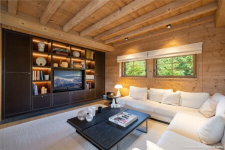 Petit coin salon TV, dans la pièce principale de ce chalet de luxe à Megève