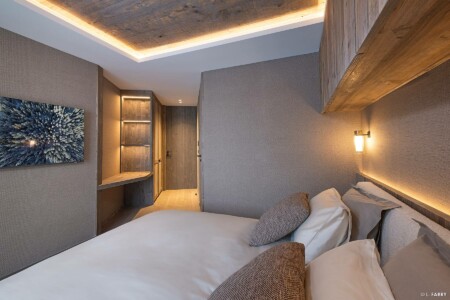 Photographie immobilière à Courchevel : chambre d'un appartement dans la résidence le Manej