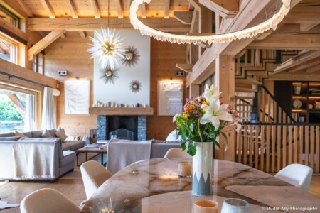 Détail de décoration, dans la pièce principale de ce chalet de luxe à Megève