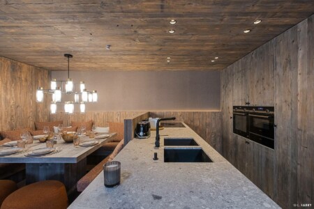 Photographie immobilière à Courchevel : cuisine d'un appartement dans le chalet le Manej