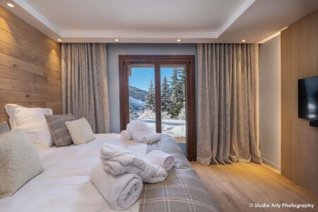 photographe immobilier de luxe à Courchevel : chambre avec vue en rez-de-jardin enneigé