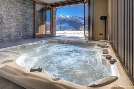 photographe immobilier de luxe à Courchevel : jacuzzi avec vue en rez-de-jardin enneigé