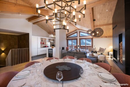 photographie agence immobilière à Courchevel : salle à manger dans une immense pièce de vie