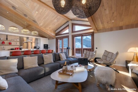 photographe immobilier de luxe à Courchevel : cuisine ouverte sur salon et vue montagne