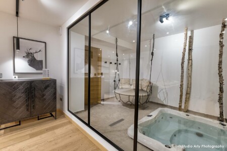 photographe immobilier de prestige à Courchevel : jacuzzi avec sa baie vitrée